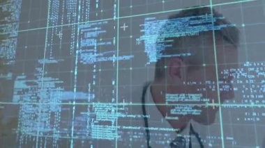 Dijital kod ızgarası kayarken ve hasta ürkerken doktor hastalarla tıbbi veriler hakkında konuşuyor. Sağlık, teknoloji, yenilik, tanı, dijital, profesyonellik, danışma