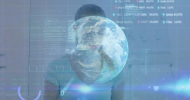 Teknoloji uzmanı, Stylus 'u Dünya' nın hologramı ortaya çıkıp veri örtülerini analiz ederken yakaladı. Gelecekçi, yenilikçi, dijital, veri görselleştirme, minimalizm, analitik, teknoloji