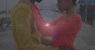 İskelede kıvılcımlar saçan, parlayan pembe bir küre gibi parlayan bir çift, medyaya olan sevgisini kutluyor. Romantizm, şefkat, şefkat, bağlantı, alacakaranlık, gün doğumu, aydınlanma