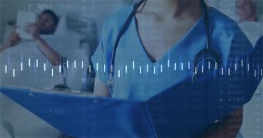 Kadın hemşire sağlık servisinde hasta çizelgesini çeviriyor ve hayati organları izlemek için EKG dalga formunu canlandırıyor. Sağlık, hasta bakımı, tıbbi uzman, hastane, biyomedikal, sağlık, teşhis