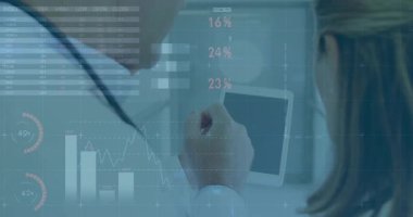 Stylus 'u tutan adam tablet ölçümlerini ve kadın tıkırdarken iş çizelgelerini açıklıyor. Analizler, işbirliği, veri görselleştirme, dijital gösterge paneli, profesyonel, iş büyümesi, teknoloji