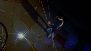 Erkek atlet serbest atış çizgisinde çömelmiş basketbol oynuyor ve basket potası altında basket atıyor. Dinamik, atletik, performans, spor, rekabet, eğitim, yoğunluk