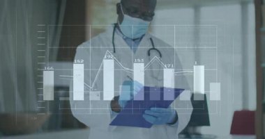 Dijital grafikler, sağlık ölçümlerini canlandıran çizelgelerin panoya yazılmasına neden oluyor. Tıbbi, sağlık, teknoloji, analiz, profesyonel, veri, yenilik