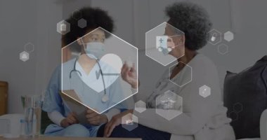 Hemşire hastayı parmağıyla işaret ediyor, sağlık kaplamalarını etkinleştiriyor ilaç ve hayati organları açıklıyor. Sağlık, bakım, sağlık, teletıp, klinik, destek, müdahale