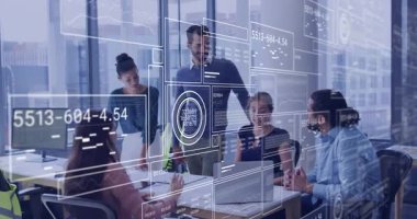 Verileri inceleyen iş ekibi zayıflıyor, bilgisayarları dinliyor ve analiz için HUD grafiklerini takip ediyor. İşbirlikçi, yenilikçi, teknoloji, kentsel, modern, analitik, takım çalışması