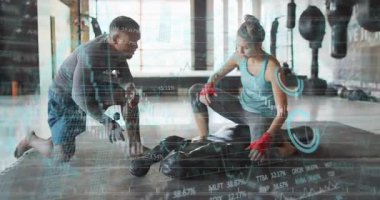 Eğitmen, eğitime işaret veriyor spor için animasyon rehberleriyle kum torbasına yumruk atıyor. Eğitim, spor, güç, egzersiz, disiplin, motivasyon, atletizm