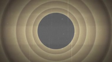 Titrek film arkaplanı, soluk sarı eşmerkezli çemberleri ortaya çıkarıyor sonra da whAM başlığını ortaya çıkarıyor. Vintage, soyut, hareket, retro, sinematik, dokulu, dinamik