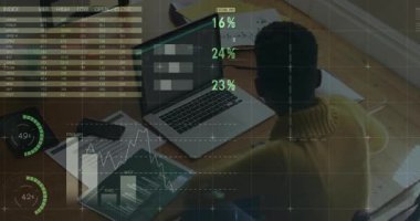 Dizüstü bilgisayara tıklayan kadın tablet ve laptop üzerinden güncellenen finans tablolarını tetikliyor. Veri, analitik, teknoloji, profesyonel, temiz, dijital, iş