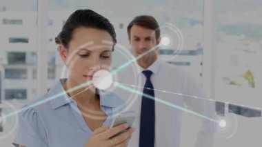 Akıllı telefonları dinleyerek bilgisayar verilerini analiz ederek ofisi çevreleyen bir ağ grafiği olarak, meslektaşlarımı gözlemleyerek. Teknoloji, bağlantı, işbirliği, yenilik, dijital, profesyonel, ağ