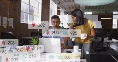 Kadın ekranı işaret ediyor, adam sosyal medya simgeleri gibi yazmayı kesiyor gözden geçirme için sürükleniyor. İşbirliği, çalışma alanı, dijital, iletişim, modern, üretkenlik, ağ