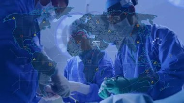 Cerrahlar, ameliyat sırasında forsepsleri geçerken dünya haritasını oluşturan farları ayarlıyorlar. Tıbbi, sağlık, işbirliği, kesinlik, yenilik, kısır, takım çalışması