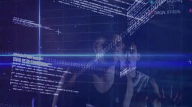 Veri analistleri, yükselen çizelge ile finans verilerini görselleştirerek, yüzen holografik panelleri çalıyorlar. Teknoloji, yenilik, fütüristik, dijital, veri görselleştirme, arayüz, işbirliği