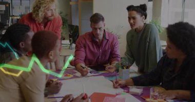 Yeşil kazaklı lider çizelgelerde el kol hareketi yaparak iş planlaması yapıyor ve veri eğilimlerini canlandırıyor. İşbirliği, takım çalışması, yenilik, strateji, beyin fırtınası, ofis, analiz