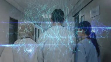 Tıbbi ekip yürüme koridoru, hemşire konuşuyor, doktor işaret odası, teşhis için nabız ölçümü. Sağlık, işbirliği, teknoloji, profesyonellik, modern, hastane, analitik