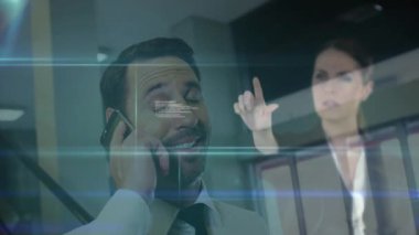 Kadın üç boyutlu veri ağını işaret edip üretirken, erkek iş görüşmesi yapıyor. Teknoloji, işbirliği, dijital, yenilik, ağ, iletişim, yürütme