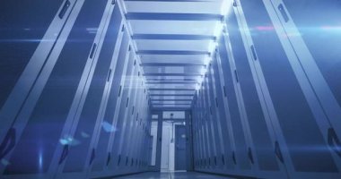 Çerçeve-4 simgesi sunucu koridorunda görünüyor, simgeler yukarı doğru yüzüyor ve sistemi izlemek için kod yayınlıyorlar. Teknoloji, veri, analitik, dijital, siber, fütüristik, sanayi