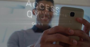 Yüz tanıma teknolojisi kullanarak altın telefonu tutan bir adam holografik UI 'nin İkili Değerlendirme ile erişimi azalttığını görüyor. Teknoloji, siber güvenlik, yenilik, ofis, dijital, fütüristik, kimlik denetimi