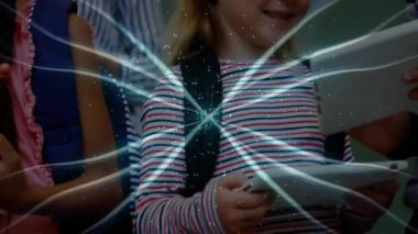 İlkokul öğrencileri tabletleri tıkırdatıyor ve parlak liflerin öğrenme için ekranları süpürmesine neden oluyor. Eğitim, teknoloji, yenilik, işbirliği, dijital, gençlik, fütüristik