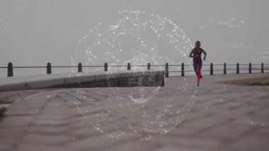 Kadın koşucu, fitness teknolojisi tanıtımı sırasında kadraja giriyor ve dijital dünyayı boydan boya geçiyor. Fitness, technology, urban, navigation, health, motion, innovation