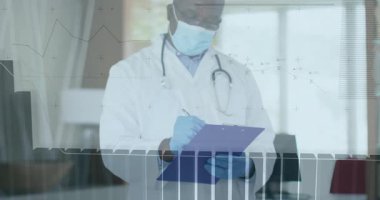 Kıdemli erkek doktor, analiz için mor panodaki bulguları inceliyor. Tıbbi, analitik, profesyonel, sağlık teknolojisi, danışma, dijital, klinik