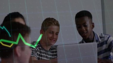 Dört öğrenciden oluşan bir grup dizüstü bilgisayar açıyor ve renkli çizgi grafikleriyle proje verilerini analiz ediyor. İşbirliği, eğitim, takım çalışması, veri görselleştirme, yenilik, öğrenme, gençlik