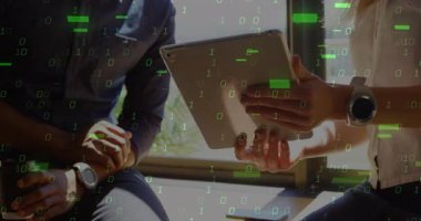 Meslektaşlar tableti tıklayarak, veri akışını temsil eden salonda sürüklenen yeşil ikili kaplama oluşturur. İşbirliği, dijital, modern, teknoloji, çalışma istasyonu, iletişim, yenilik