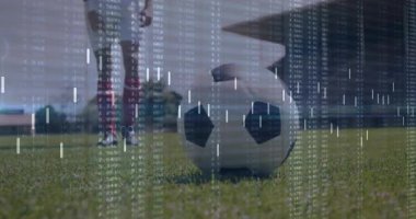 Oyuncu sallanmadan önce top astarının gerisine geçiyor ve spor veri tablolarını kaydırıyor. Atletizm, rekabet, strateji, hareket, teknoloji, analiz, performans