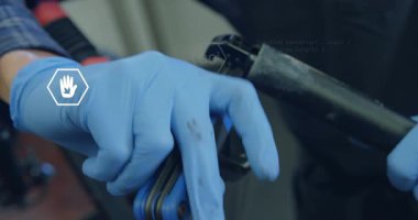 Atölye teknisyeni AR metrik güncellemesi ile cıvata ayırıcı sapı gevşetmek için çoklu araç hex bit kullanır. Mekanik, teknoloji, sürdürülebilirlik, yenilik, kesinlik, onarım, sanal