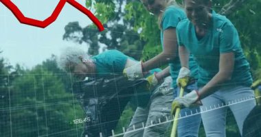 Kadın gönüllü, elinde torbayla çöp topluyor. Park temizliğini gösteren kırmızı çizelge düşüyor. Topluluk, koruma, çevre, takım çalışması, sürdürülebilirlik, açık hava, kar amacı gütmeyen