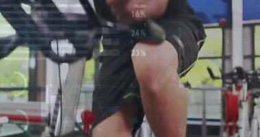 Adam pedal çevirme egzersizi yapıyor, kalp atış hızı grafiği izleme yoğunluğunu gösteriyor. Fitness, dayanıklılık, metabolizma, performans, sağlık, eğitim, hareket