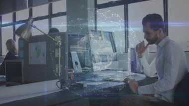 Adam açık planlı masada klavye yazıyor, verileri incelerken holografik teknoloji küresini başlatıyor. Teknoloji, yenilik, fütürizm, dijital, çalışma alanı, işbirliği, veri