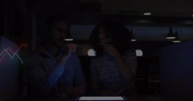 Kadın ve erkek lobide oturmuş tablet yerleştiriyor hologram çağırıyor finans grafiği şekillendiriyor. Futuristik, işbirliği, yenilik, dijital, yüksek teknoloji, ağ oluşturma, modern