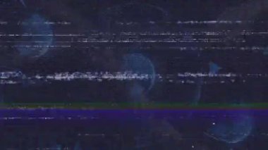 Koyu mavi alan arızası tanıtımında kayan bantların taraması ve telgraf kürelerinin oynatılmasında. Soyut, dijital, geleceksel, teknoloji, hareket, siber, minimalizm