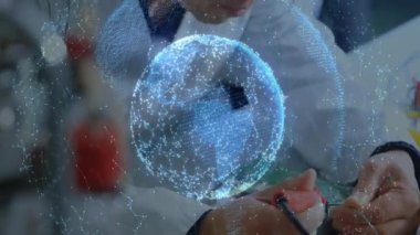 Mühendis, elektronik testler için hologram küresi altında striptiz aleti ve iletkenleri kullanıyor. Teknoloji, yenilik, mühendislik, devre, bağlantı, kesinlik, laboratuvar