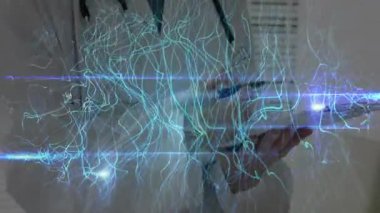 Doktor tablet konumlandırma stilini tutuyor, ekranda zikzak çizen veri görselleştirme akışlarını başlatıyor. Teknoloji, yenilik, sağlık, dijital, arayüz, fütüristik, kesinlik