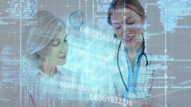 Doktor tıkırdatma tableti hastaya test bulgularını açıklarken kaydırmalı sayısal örtüye neden oluyor. Tıbbi teknoloji, dijital sağlık, kıdemli bakım, sağlık danışmanlığı, teletıp, fütüristik, klinik