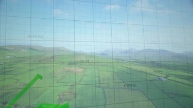 Tarım arazisinde dijital ızgara görünmesi başlangıç çizgisi grafiklerinin yükselmesi, alçalması ve değerleri göstermek için dokuması. Tarım, teknoloji, analitik, veri, manzara, görselleştirme, yenilik