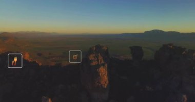 Güneşin doğuşu hava görüntüsü tıpanın kapanması, termometrenin görünmesi ve enerji verilerinin güncellenmesi. Çevresel izleme, yenilenebilir enerji, iklim değişikliği, sürdürülebilirlik, veri görselleştirme, dijital kaplama, çöl manzarası