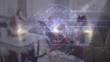 Öğretmenler sınıfta telefonları dinliyorlar ve öğrenciler izlerken avuç içinde dönen dünyayı gösteriyorlar. Eğitim, teknoloji, yenilik, dijital, etkileşimli, öğrenme, sınıf