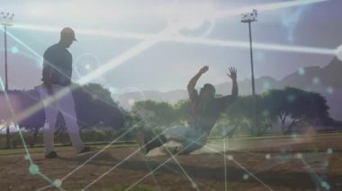 Koşucu, anahtar ölçümleri gösteren spor analitiği ile taban kaydırma işaretinden kaçınmaya doğru şarj oluyor. Eylem, rekabet, atletizm, çeviklik, performans, spor alanı, dinamik