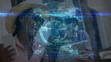 Akıllı telefonları kaydıran, tableti dinleyen, ağ şebekesi ile teknolojik holografik küreyi çağıran arkadaşlar. Teknoloji, bağlantı, yenilik, işbirliği, fütüristik, dijital, ağ