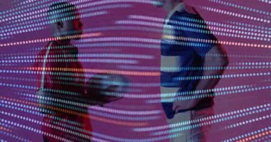 Nabzı atan noktalı topları takip eden oyuncu, dönen rugby topu, spor antrenmanında koçluk yapmayı teklif ediyor. Atletizm, akıl hocalığı, koreografi, dijital sanat, hareket, performans, takım çalışması