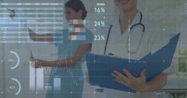 Doktor klinikte klasör tutuyor ve hemşire şeffaf ekran çalıyor, analitik çizelgeleri gösteriyor. Sağlık, dijital arayüz, tıbbi analiz, veri görselleştirme, profesyonel takım çalışması, yenilik, sağlık teknolojisi