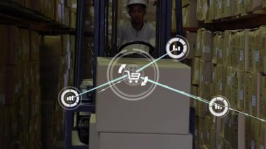 Forklift operatörü karton depo koridoruna ilerliyor, animasyon tedarik zinciri veri ağını başlatıyor. Lojistik, arz, imalat, otomasyon, sanayi, teknoloji, envanter