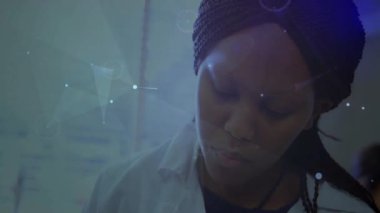 Araştırma görevlisi veri ağlarını takip ediyor ve klinik laboratuvarda yoğunlaşan düğümleri analiz ediyor. Gelecekçi, yenilikçi, teknoloji, nörobilim, meditasyon, veri görselleştirme, dalgınlık