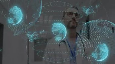 Doktor koridora giriyor ve sağlık verilerini gösteren holografik küreleri gözlemliyor. Tıbbi, yenilikçi, gelecekçi, teknoloji, sağlık, analiz, kesinlik