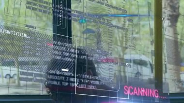 Banliyö otobüsü ve akıllı telefonları takip eden veri analizleriyle tarama teknolojisi UI 'yi etkinleştiriyor. Futuristik, teknoloji, kentsel, veri, dijital, modern, hareketlilik