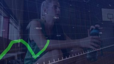 Spor salonunda oturan bayan sporcu animasyon çizelgesi değişikliklerine ve hidrasyon için içme suyuna tepki veriyor. Sporcu, performans, fitness, hidrasyon, spor, kararlılık, eğitim