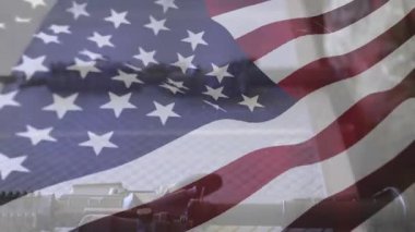 Asker atölyeye giriyor, askeri bakım için bayrak altında tüfeği kaldırıp teftiş ediyor. Ordu, vatanseverlik, kamuflaj, silah, teftiş, hassasiyet, dayanıklılık.