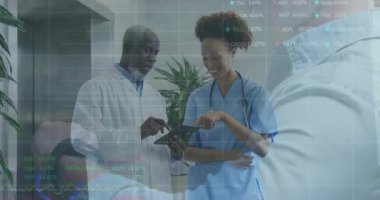 Doktor tıkırtı tableti hasta verilerini gösterirken hemşireler de üst üste bindirilmiş sağlık raporlarına bakıyor. Tıbbi, işbirliği, teknoloji, veri, sağlık, mesleki, analiz